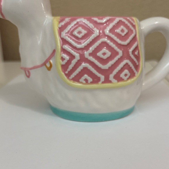 Dei Llama Alpaca Coffee Mug
Embossed 3D Pink and White Blanket
12oz Heavy - Picture 4 of 4